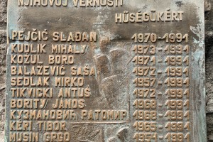 Polaganje venaca na Spomenik "Njihovoj vernosti"