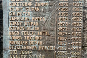 Polaganje venaca na Spomenik "Njihovoj vernosti"