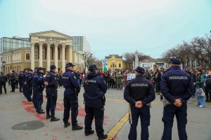 Između dve grupe isprečila se policija. Bilo je i ostalo mirno.