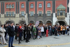 Između dve grupe isprečila se policija. Bilo je i ostalo mirno.