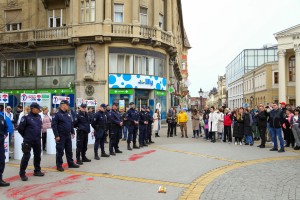 Između dve grupe isprečila se policija. Bilo je i ostalo mirno.