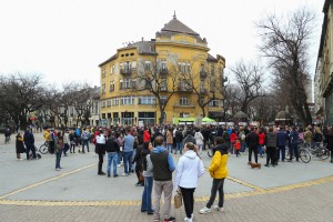 Između dve grupe isprečila se policija. Bilo je i ostalo mirno.