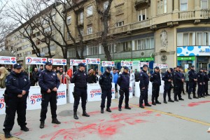 Između dve grupe isprečila se policija. Bilo je i ostalo mirno.