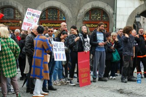 Između dve grupe isprečila se policija. Bilo je i ostalo mirno.