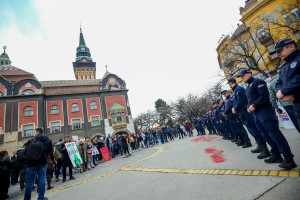 Između dve grupe isprečila se policija. Bilo je i ostalo mirno.