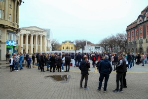 Između dve grupe isprečila se policija. Bilo je i ostalo mirno.