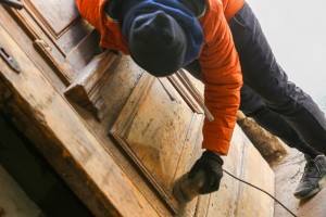 Akcija volontera na osvežavanju starih kapija u centru grada