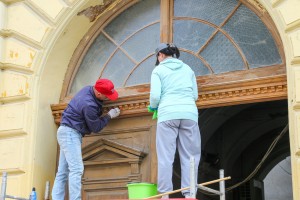Akcija volontera na osvežavanju starih kapija u centru grada
