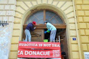 Akcija volontera na osvežavanju starih kapija u centru grada