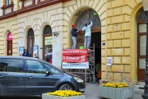 Akcija volontera na osvežavanju starih kapija u centru grada