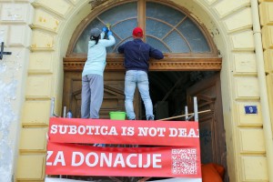 Akcija volontera na osvežavanju starih kapija u centru grada