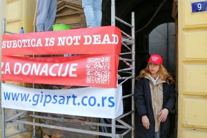 Akcija volontera na osvežavanju starih kapija u centru grada