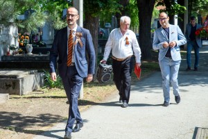 Polaganje venaca na Spomen-kompleks Palim crvenoarmejcima u Dudovoj šumi