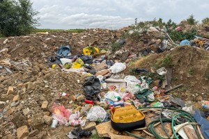 Divlja deponija na Bajskom putu (prema Ljutovu i Tavankutu)