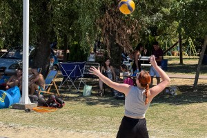 Odbojka na pesku na plaži uz jezero