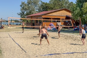 Odbojka na pesku na plaži uz jezero