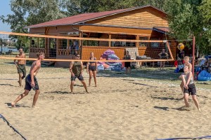 Odbojka na pesku na plaži uz jezero
