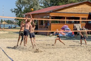Odbojka na pesku na plaži uz jezero