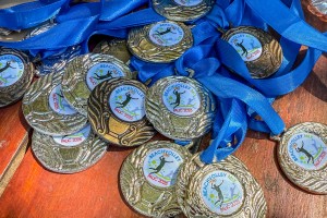 Odbojka na pesku na plaži uz jezero