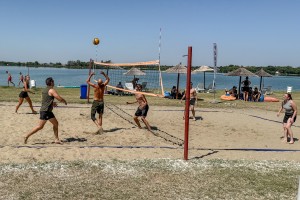 Odbojka na pesku na plaži uz jezero