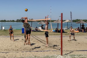 Odbojka na pesku na plaži uz jezero
