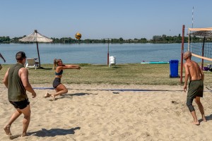 Odbojka na pesku na plaži uz jezero