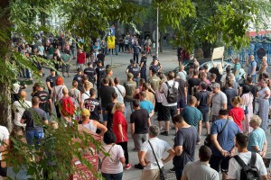 Protest ispred stranačkih prostorija SNS-a, kod Stadiona malih sportova