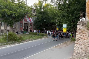 Protest ispred stranačkih prostorija SNS-a, kod Stadiona malih sportova