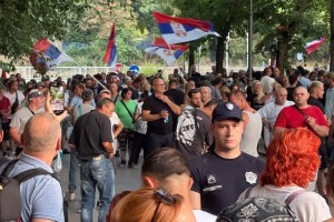 Protest ispred stranačkih prostorija SNS-a, kod Stadiona malih sportova