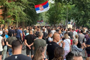 Protest ispred stranačkih prostorija SNS-a, kod Stadiona malih sportova