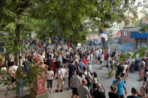 Protest ispred stranačkih prostorija SNS-a, kod Stadiona malih sportova