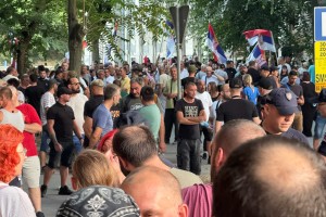 Protest ispred stranačkih prostorija SNS-a, kod Stadiona malih sportova