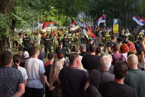 Protest ispred stranačkih prostorija SNS-a, kod Stadiona malih sportova