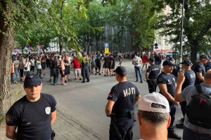 Protest ispred stranačkih prostorija SNS-a, kod Stadiona malih sportova