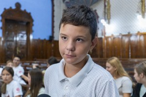 Deca sa Kosova i Metohije u obilasku Gradske kuće u okviru boravka u Subotici