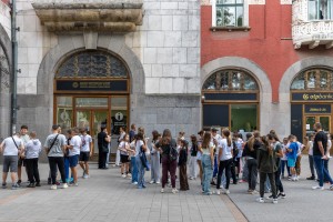 Deca sa Kosova i Metohije u obilasku Gradske kuće u okviru boravka u Subotici