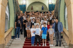 Deca sa Kosova i Metohije u obilasku Gradske kuće u okviru boravka u Subotici