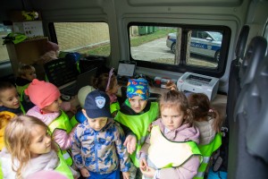 Prikaz tehničko-taktičke policijske opreme i službenih vozila deci predškoskih ustanova