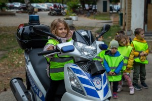 Prikaz tehničko-taktičke policijske opreme i službenih vozila deci predškoskih ustanova