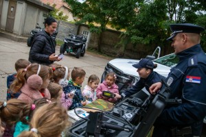 Prikaz tehničko-taktičke policijske opreme i službenih vozila deci predškoskih ustanova