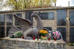 Komemoracija kod spomenika „Ptica slomljenih krila“