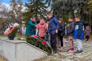 Polaganje venaca na spomenik "Balada vešanih"