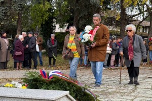 Polaganje venaca na spomenik "Balada vešanih"