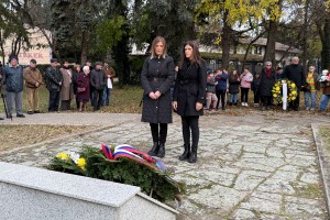 Polaganje venaca na spomenik "Balada vešanih"