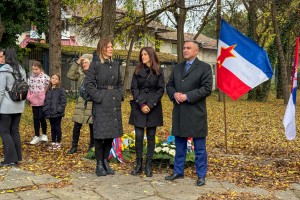 Polaganje venaca na spomenik "Balada vešanih"