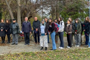Polaganje venaca na spomenik "Balada vešanih"