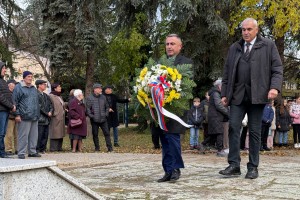 Polaganje venaca na spomenik "Balada vešanih"