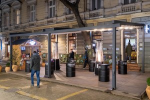 Praznična kućica ispred "Fabrika" burger bara