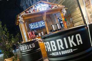 Praznična kućica ispred "Fabrika" burger bara