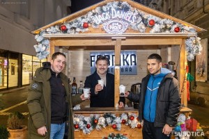 Praznična kućica ispred "Fabrika" burger bara